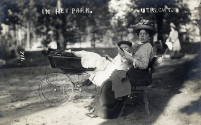 124992 Afbeelding van een jonge vrouw (een gouvernante?) met enkele kinderen op een bankje in het park Nieuweroord te ...